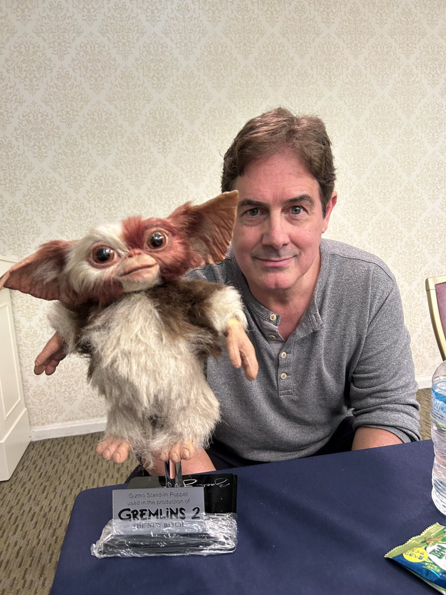 horror2_'s tweet photo. 『グレムリン』ジョー・ダンテ監督＆主演ザック・ギャリガンが「東京ホラー特区!!2026」で来日　ギズモとの撮影会も - https://t.co/05CgVkVB5j https://t.co/z0ACV2Nbrt