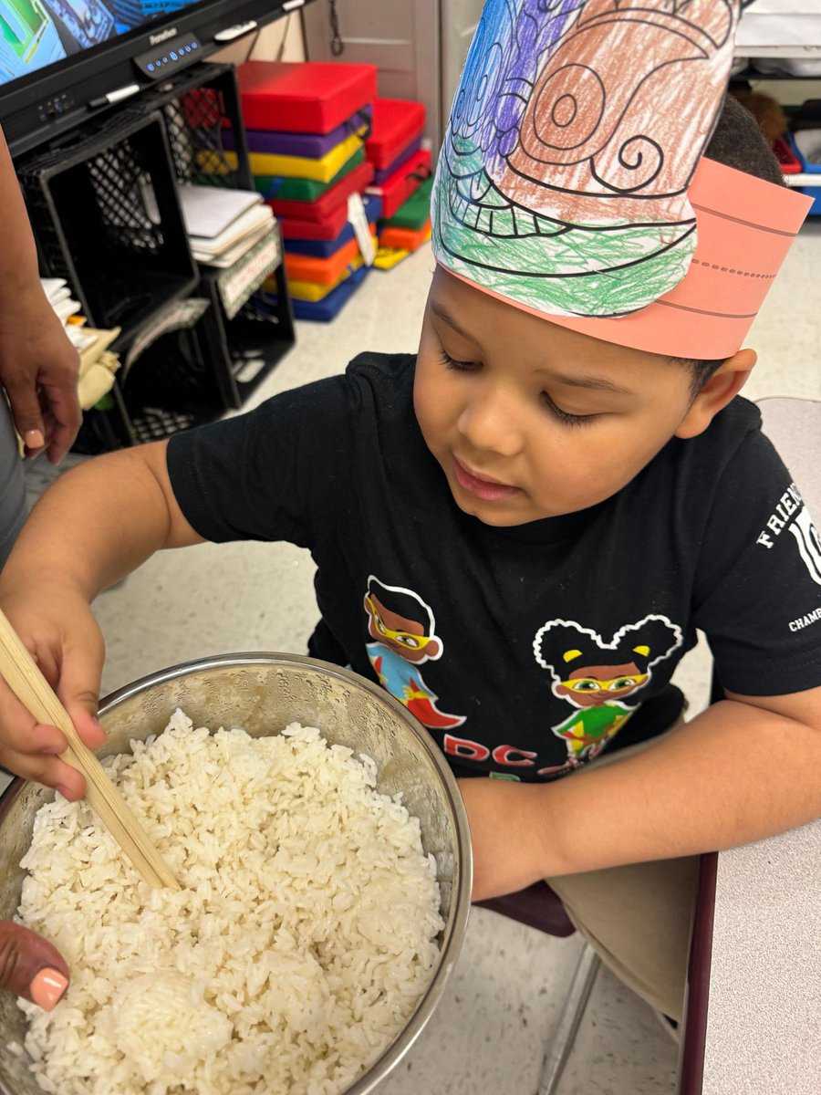 SOL_Vybes's tweet photo. Exploring our five senses while learning about new cultures 🎉🎊🏆 

Chamberlain.. THE BOLDEST 

#FPCSCH #FriendshipsJourneyto30 #OneFriendship #AspireMore https://t.co/P2nLTbEojV