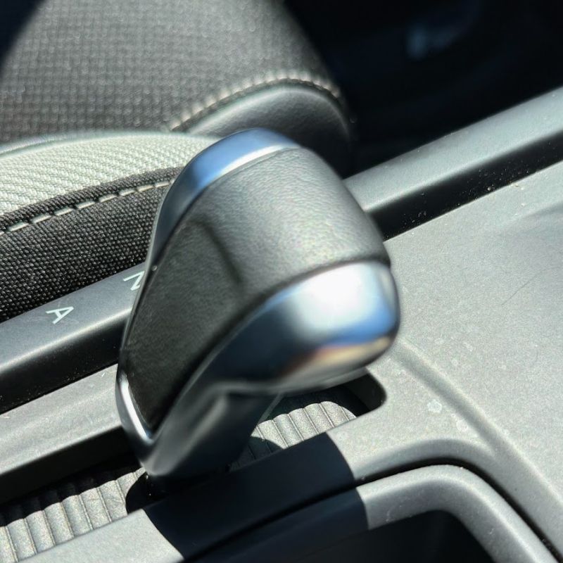 maru3ta's tweet photo. 暑いね～代車で借りているDS4のシフトレバーの金属部が熱くなって触れないよ
メガーヌ3RSも夏場いきなり触ると熱かったと思い出す https://t.co/oJnlf1nJFV