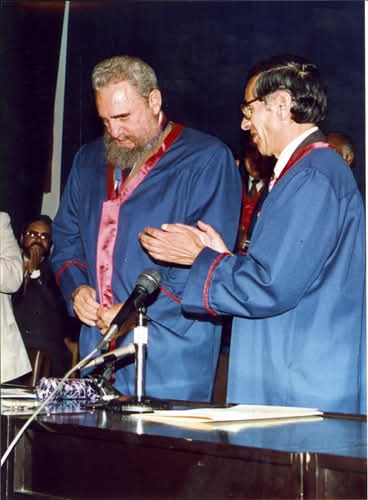 SaludGuantanamo's tweet photo. #100AñosConFidel/ El 6 de agosto de 1993 #Fidel recibe el título de Doctor Honoris Causa de la Universidad Mayor de "San Andrés", en Bolivia.

#Cuba
#SomosContinuidad 
#RevoluciónCubana https://t.co/iJcGVVyOlg