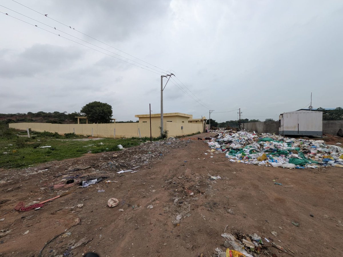 DattuVishal's tweet photo. As clearly visible in the attached photos, waste is piled up inside and around the graveyard, making it extremely difficult for people to even enter and perform funerals/last rites. The situation is unhygienic and poses serious health and environmental concerns. https://t.co/YkvNUoSLJd