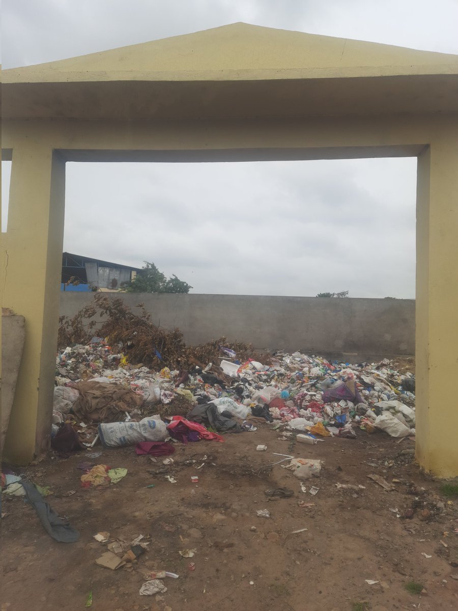 DattuVishal's tweet photo. As clearly visible in the attached photos, waste is piled up inside and around the graveyard, making it extremely difficult for people to even enter and perform funerals/last rites. The situation is unhygienic and poses serious health and environmental concerns. https://t.co/YkvNUoSLJd