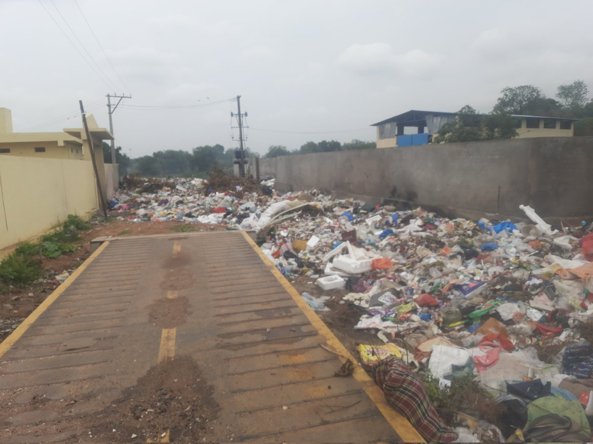 DattuVishal's tweet photo. As clearly visible in the attached photos, waste is piled up inside and around the graveyard, making it extremely difficult for people to even enter and perform funerals/last rites. The situation is unhygienic and poses serious health and environmental concerns. https://t.co/YkvNUoSLJd