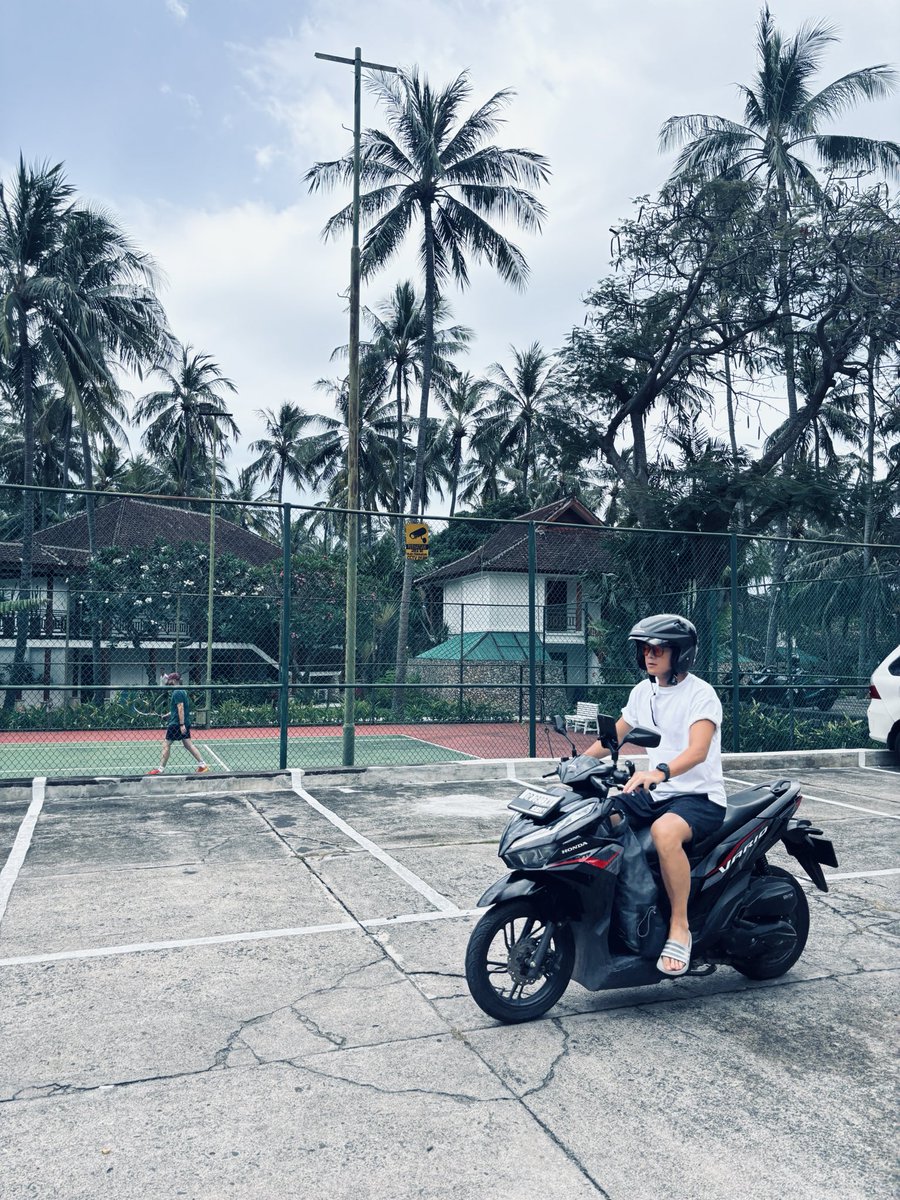 WyllieSpaceX's tweet photo. 中午好

今天骑车去吃了印尼本地菜🇮🇩

一个本地很出名的牛骨汤 和类似快餐的食物这里几乎全是本地人 ，没有游客 。 https://t.co/VwddrWUIZG