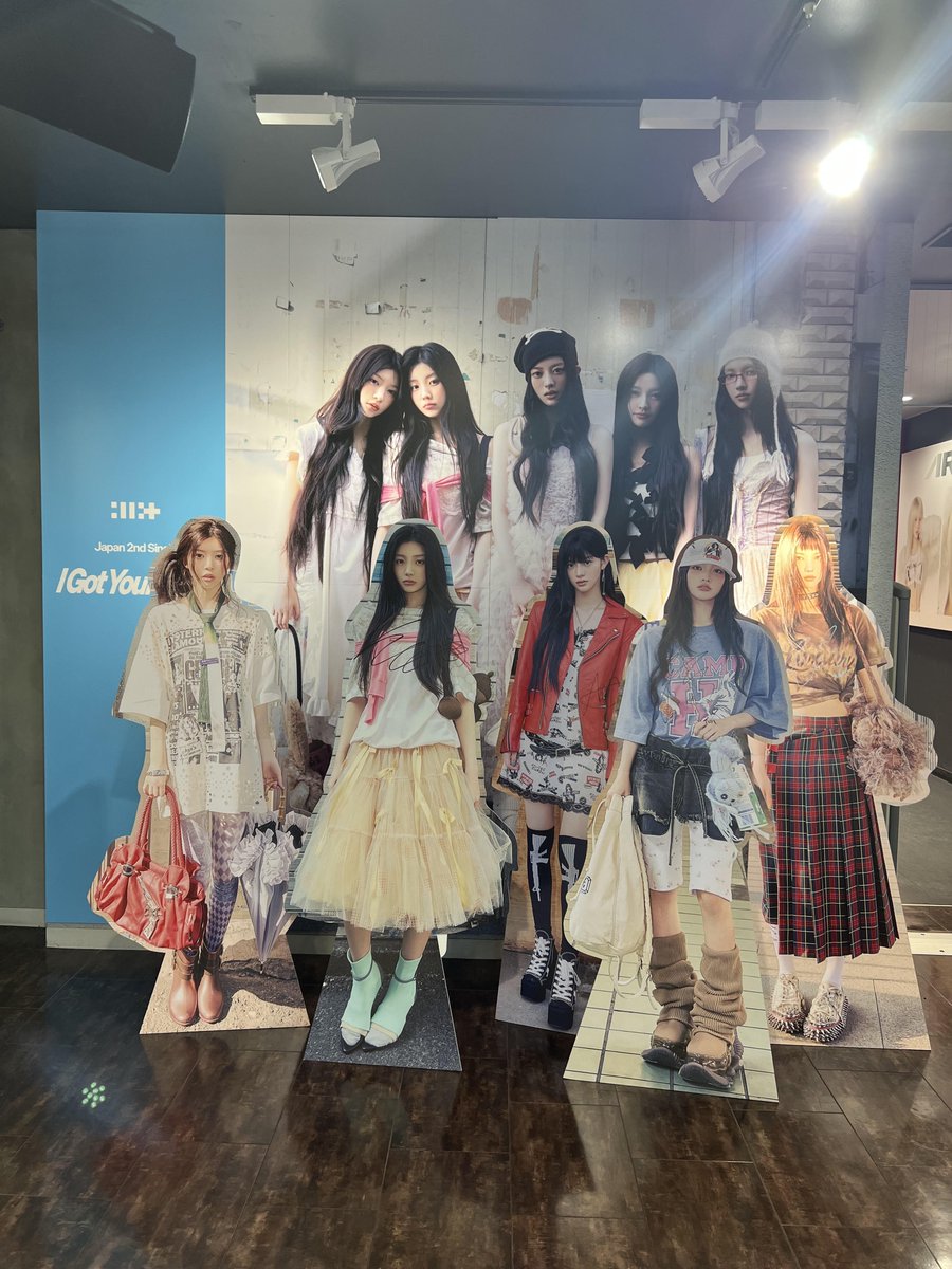 TOWER_Shibuya's tweet photo. 【#タワ渋kpop】

#ILLIT  Japan 2nd Single『#I_Got_Your_Back』
5Fレジにて販売中🩵✨
※一部お品切れのバージョンがございます。

🎁特典🎁
・POPUP限定！ラキドロ/フライヤー
・ラキドロフォトカード（Official MV絵柄A）
　※POPUP限定ラキドロとは絵柄異なります。
・タワレコフォトカード (未公開絵柄F) 

5Fにてパネル展と等身大パネル展示中💫
ステッカーラリーや特別レシート施策も
まだまだ継続中🫶
🔗https://t.co/vWHFd9NWpr

#GLLIT の皆さま！
ぜひお立ち寄りください🥰

@ILLITjpofficial
@ILLIT_official