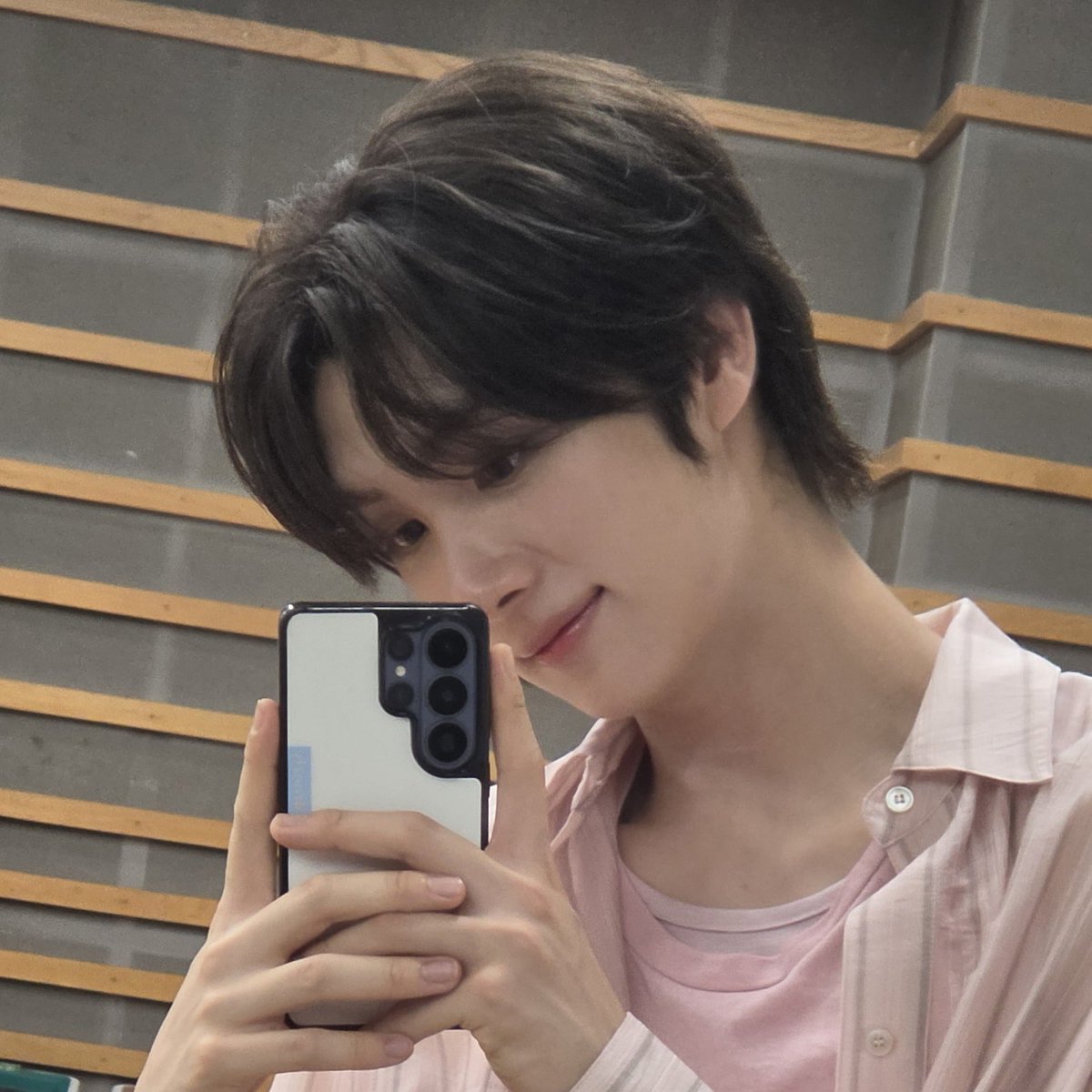 neunn__'s tweet photo. 거울샷 찍을 때마다 눈꼬리 츄우기되는거ㅁㅊ 너무나 졸귀포인트 https://t.co/az0UrevfOG