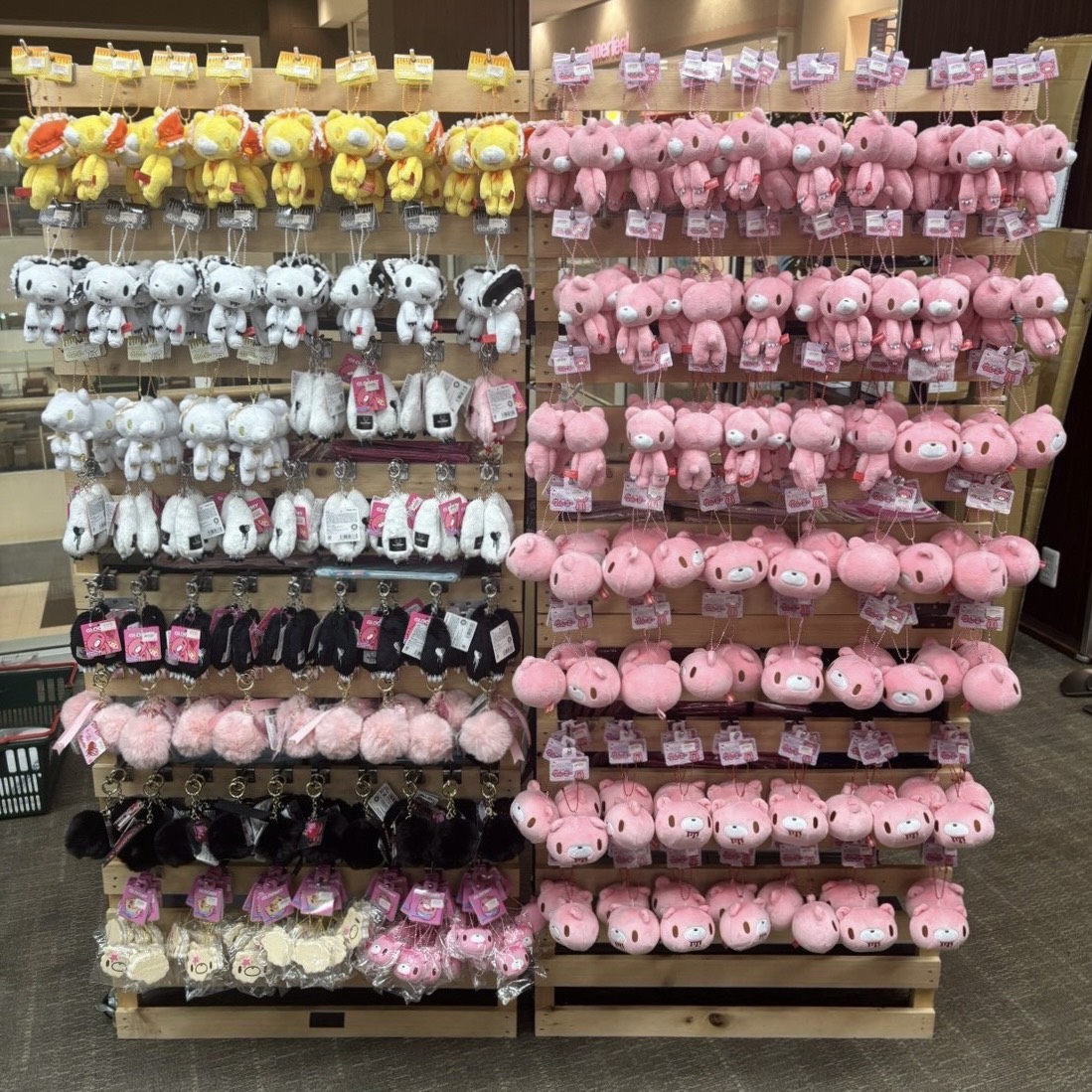 vv__official's tweet photo. ❤️‍🩹ー❤️‍🩹ー❤️‍🩹ー❤️‍🩹ー❤️‍🩹ー❤️‍🩹
 #グルーミー POP UP SHOP
       🩸本日オープン🩸
❤️‍🩹ー❤️‍🩹ー❤️‍🩹ー❤️‍🩹ー❤️‍🩹ー❤️‍🩹

🖤茨城県 イーアスつくば
🗓2026年8月7日（金）～8月23日（日）

🤍岡山県 イオンモール岡山
🗓2026年8月7日（金）～8月30日（日）

グルーミーが「悪魔＆天使」姿になって登場！👿👼
本イベントでは、描き下ろし「悪魔＆天使」ビジュアルを軸に、グッズを展開しグルーミーの新たな魅力を体感いただける空間をご用意いたします！キャラクターパネルとの撮影もお楽しみください📢

#グルーミー
@official_gloomy

詳細はこちら✨  https://t.co/XAMIJnconl