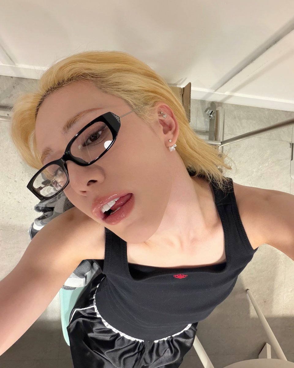 hyperbolae's tweet photo. girl??? right before the fancalls??? https://t.co/ZpWsqTL6lQ