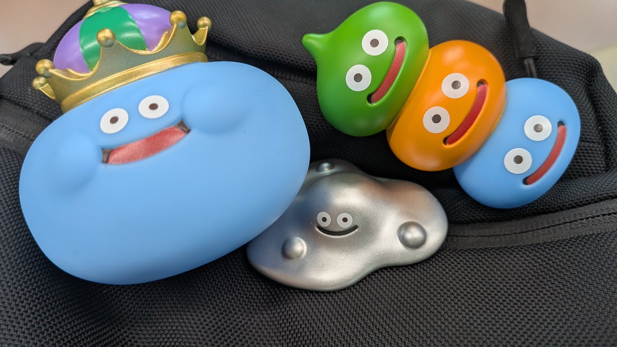 guernicass4's tweet photo. ドラゴンクエスト ぷにぷにし隊

とりあえず4回回せてスライム以外の3種類が出ました！

カプセルめちゃくちゃ大きいです

そして中身も特にキングスライムがデカい！！ https://t.co/1x0CHtp3zU