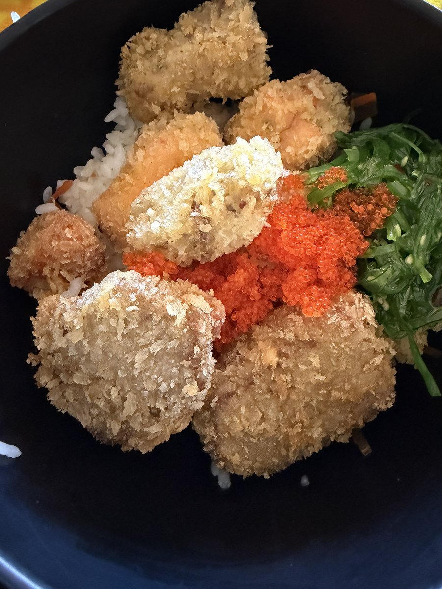 Min163's tweet photo. 昨晩の残り。
一応チルドで保存していたけれど流石に生食する勇気は無いので、フライ🐟
下味が付いているのでレモンジュースだけ、味変にシラチャーソース🌶️
 下に敷いているお米はすし太郎。 https://t.co/q7YdfL0eON