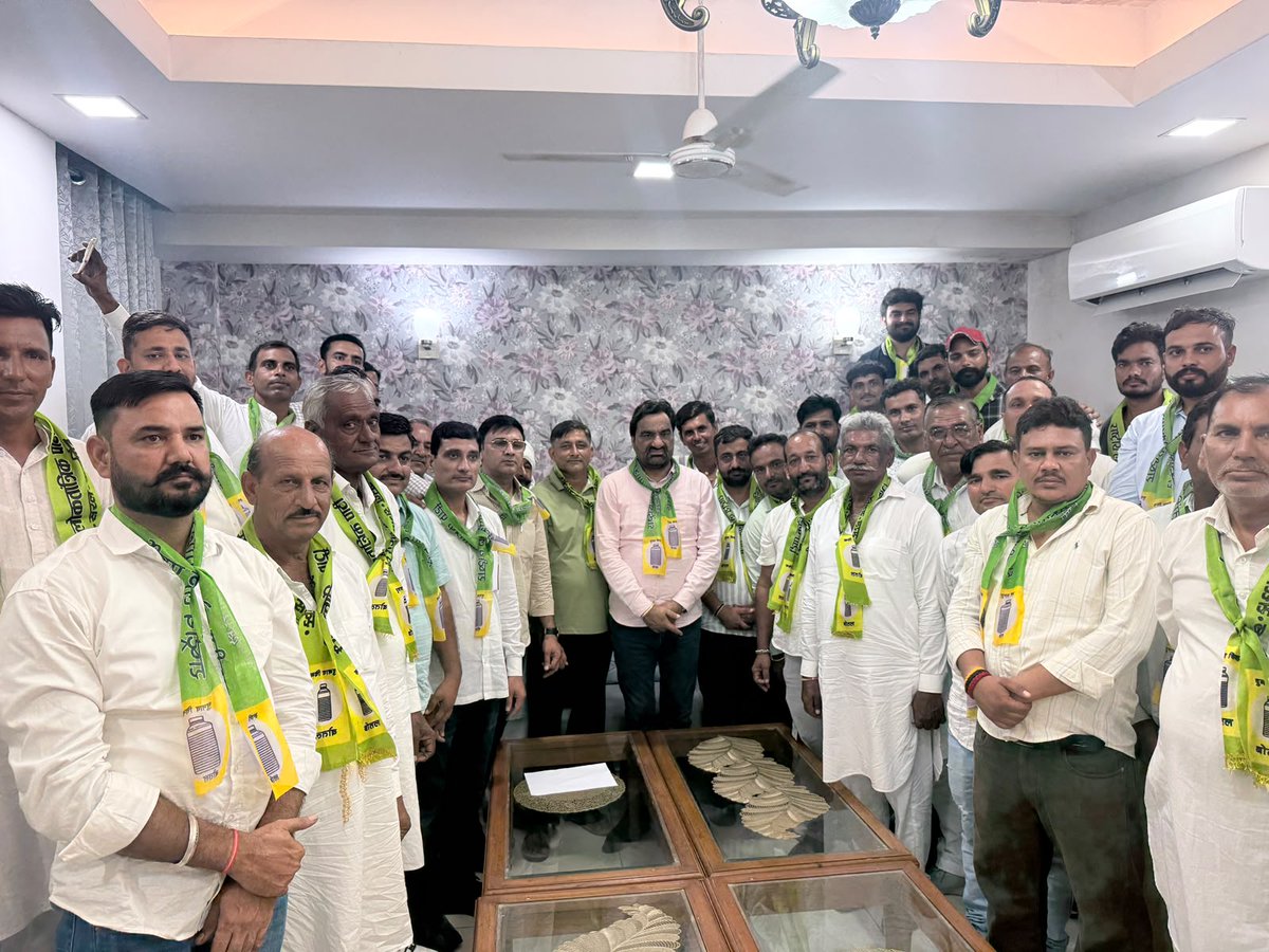 hanumanbeniwal's tweet photo. आरएलपी नेता श्री सुशील सिहाग ,श्री भूपेंद्र बेनीवाल,श्री पंकज खोथ, श्री अमित खीचड़ आदि की मौजूदगी में कल शाम दिल्ली आवास पर  श्री राजवीर यादव (सरपंच 34 LNP) ,श्री हंसराज बामणीया (सरपंच- मांझूवास), श्री काशीराम (पूर्व सरपंच - नरसिंह पूरा), श्री श्योपत (साहबराम) जी रेवाड़  (पूर्व सरपंच - नरसिंहपूरा), श्री पृथ्वीराज  (उप सरपंच  - नरसिंहपूरा),श्री गौतम ( नहर अध्यक्ष),श्री तौलाराम शर्मा  ( नहर अध्यक्ष),श्री रामकुमार सहारण (पूर्व नहर अध्यक्ष), श्री आत्माराम सिहाग (उप-सरपंच), श्री रामस्वरूप बुरडक (सोसायटी अध्यक्ष), श्री हनुमान सहारण (गौशाला अध्यक्ष नरसिंहपूरा),श्री हनुमान मांझू  (गौशाला अध्यक्ष मांझूवास),श्री राकेश रेवाड़ ,श्री रविंद्र गोदारा (पूर्व अध्यक्ष सोसायटी),श्री राकेश गोदारा (पंच) ,श्री अंकित अरोड़ा ,श्री सुभाष रेवाड़ ,श्री मनोज मांझू , श्री नथु भाम्भू, श्री बबलू रेवाड़,श्री बबलू ,श्री बृजलाल सहारण,श्री राकेश ज्याणी सहित अन्य नागरिको ने भाजपा व कांग्रेस पार्टी को छोड़कर राष्ट्रीय लोकतांत्रिक पार्टी परिवार में सम्मिलित हुए |
इस अवसर पर  इस अवसर पर श्री शीशपाल रेवाड़, श्री चुन्नी गोदारा, श्री बलविंदर रेवाड़, श्री मनीष गोदारा, श्री सुरेंद्र मांझू, श्री पवन गोदारा सहित अन्य साथी भी मौजूद रहे |