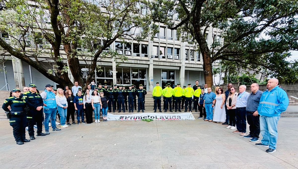 arcilaDDHH's tweet photo. Hoy como @AlcaldiadeMed estuvimos en el acto simbólico “Sin Olvido” allí honramos la memoria de la subintendente Yuly Milena Giraldo Morales y el patrullero John Alexander Zapata Vásquez, quienes entregaron su vida en cumplimiento del deber. Reafirmamos nuestro compromiso con la memoria, la dignidad y la no repetición. Nos solidarizamos profundamente con sus familias, compañeros y con toda la institución policial @PoliciaMedellin acompañándolos en este momento de dolor. Este homenaje no solo preserva el legado de quienes sirvieron al país,  también renueva nuestro compromiso de estar al lado de sus seres queridos. Los acompañaremos en este camino y mantendremos nuestro respaldo para que estos hechos no queden en la impunidad y se haga justicia. Porque recordar también es un acto de responsabilidad y de defensa de los Derechos Humanos. Yuly Milena y John Alexander viviránen la memoria de nuestro Distrito. @FicoGutierrez @PazDDHHmed @policia