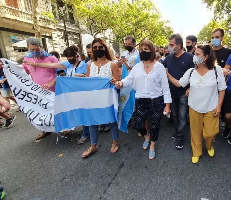ArrepentidosLLA's tweet photo. La enferma de Patricia Bullrich CORTABA LA CALLE con los antivacunas en plena pandemia y sus militantes colgaban bolsas mortuorias en Casa Rosada y NADIE reprimió nada.
Pero después te dicen que con los K éramos Venezuela y no sé qué https://t.co/1iLap4EuwA