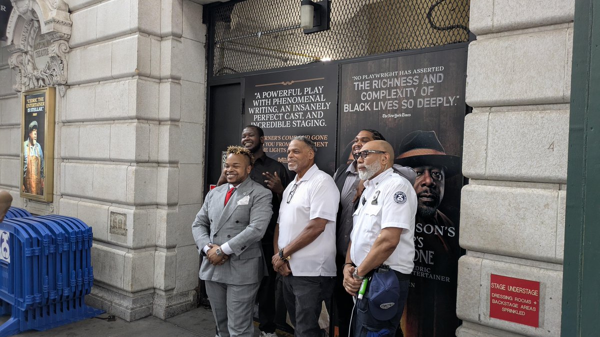 MUGILANNGA's tweet photo. The wait for Cedric was quite long, and the security guards kept playing pranks on everyone
First, they came out of the door pretending to be a celebrity, and then they signed a Playbill book, claiming it was a unique limited edition https://t.co/6016zja3QU