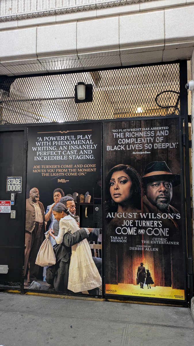 MUGILANNGA's tweet photo. The wait for Cedric was quite long, and the security guards kept playing pranks on everyone
First, they came out of the door pretending to be a celebrity, and then they signed a Playbill book, claiming it was a unique limited edition https://t.co/6016zja3QU