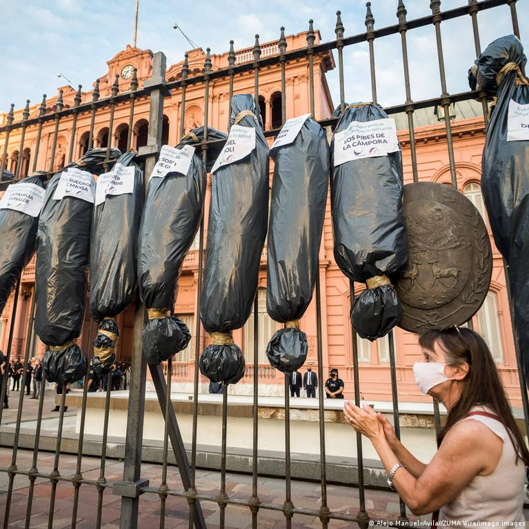 ArrepentidosLLA's tweet photo. La enferma de Patricia Bullrich CORTABA LA CALLE con los antivacunas en plena pandemia y sus militantes colgaban bolsas mortuorias en Casa Rosada y NADIE reprimió nada.
Pero después te dicen que con los K éramos Venezuela y no sé qué https://t.co/1iLap4EuwA