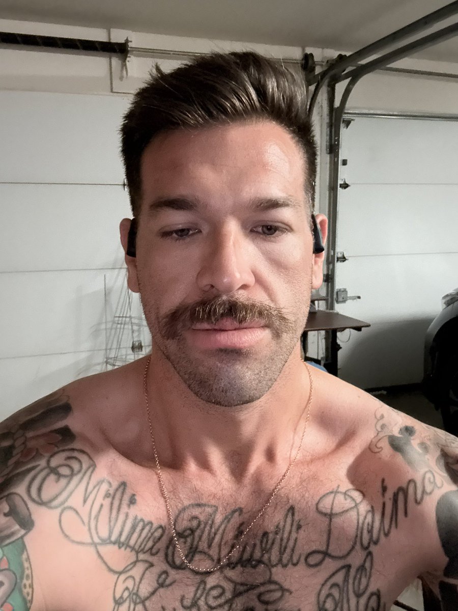 MuscleHogXL's tweet photo. Need bigger traps 💪🏼 https://t.co/t7lcw4L8eM
