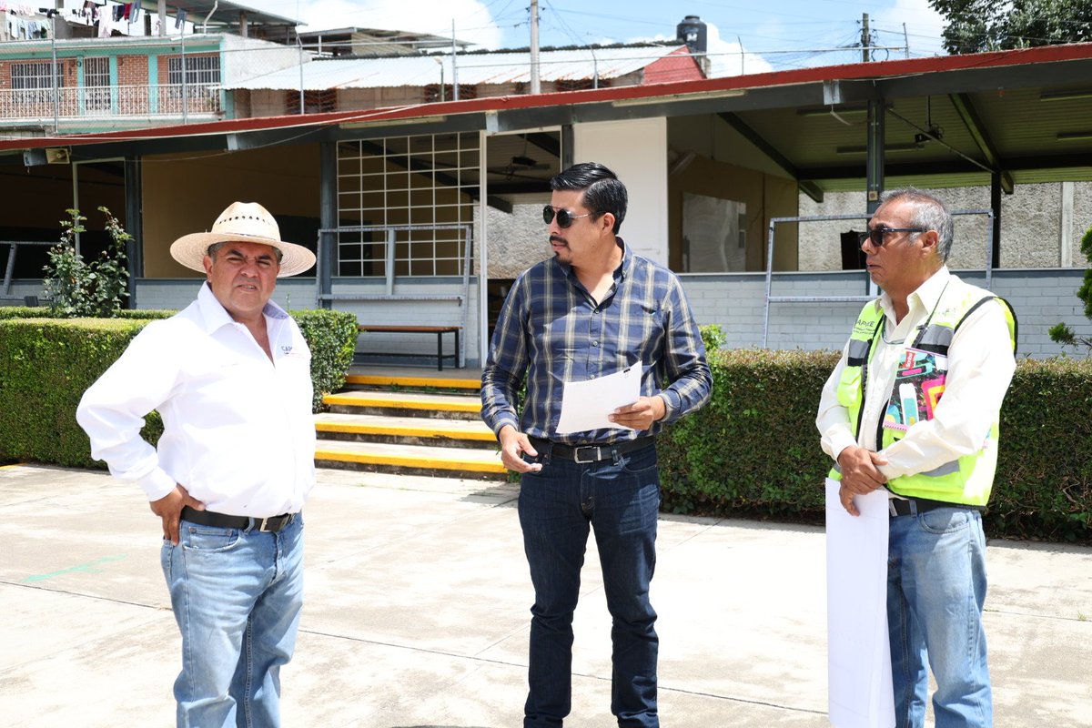 CAPCEEGobPue's tweet photo. Bajo el compromiso del gobernador @armentapuebla_, el director general de #CAPCEE, Alejandro Loranca, realizó un recorrido de supervisión de obra en la secundaria "Ángel Wenceslao Cabrera" de #Zacatlán, que tendrá una rehabilitación general en sus edificios.
#PorAmorAPuebla https://t.co/nUYIL6kizI