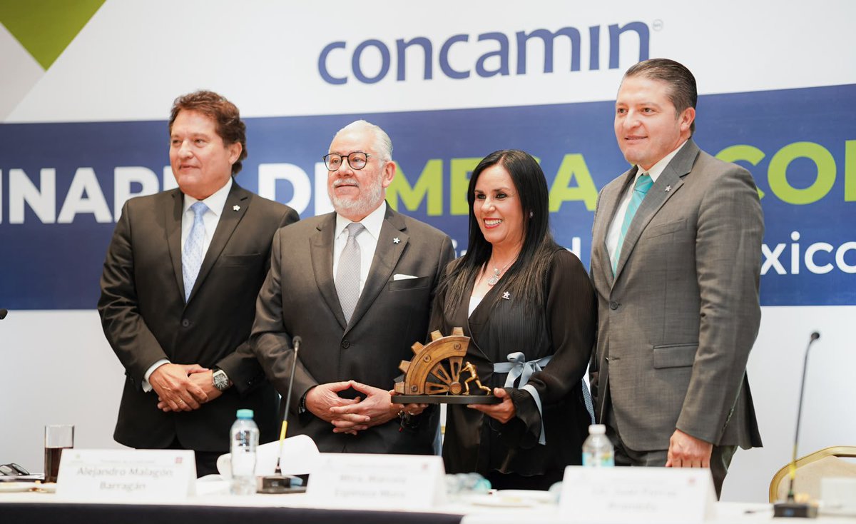 marcesmuro's tweet photo. En el marco de la reunión ordinaria de mesa y consejo directivo de @CONCAMIN, hubo un momento muy especial, ya que tuve el honor de recibir a nombre de la @CANALAVA un reconocimiento por sus 85 años de vida! 
Gracias Concamin por este detalle para Canalava!
#85años https://t.co/rygGG9jm7l