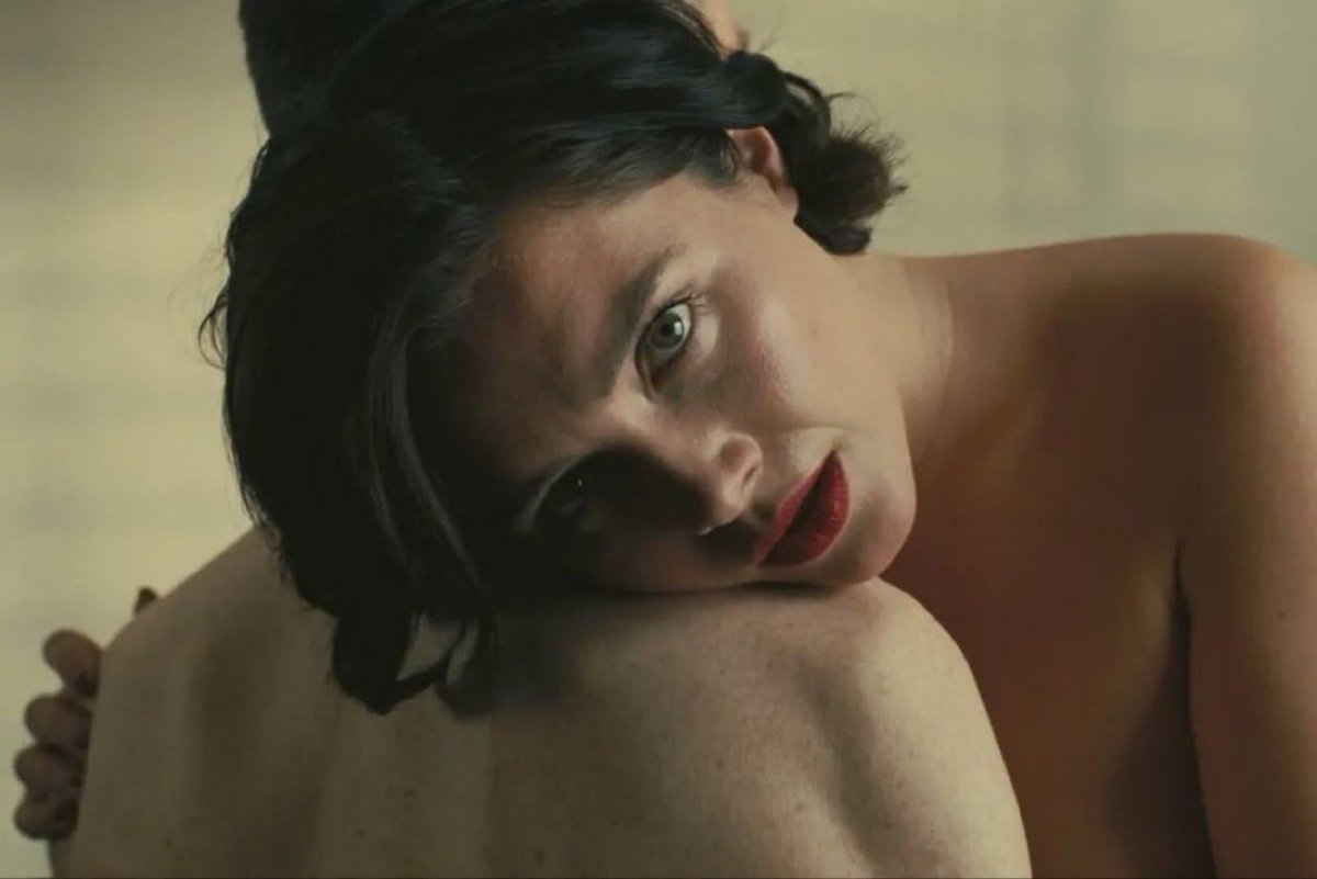 Indie5051's tweet photo. Florence Pugh reveló que la cámara se averió durante una escena íntima que grababa junto a Cillian Murphy para Oppenheimer, lo que obligó a ambos a permanecer en el set mientras el equipo técnico solucionaba el problema.

“En medio de nuestra escena íntima, la cámara se rompió. Nadie lo sabe, pero pasó.”

“La cámara se averió cuando ambos estábamos desnudos, y definitivamente no fue el momento ideal.”

La actriz explicó que, al tratarse de un set cerrado, la situación se volvió bastante incómoda, ya que ella y Murphy tuvieron que esperar mientras el equipo reparaba el equipo de filmación.

En lugar de quedarse en silencio durante la pausa, Pugh aprovechó para aprender más sobre el proceso y preguntó:

“Entonces, díganme, ¿qué le pasa a esta cámara?”

Más tarde, el director Christopher Nolan explicó que el problema estaba relacionado con la forma en que la luz entraba en la cámara.

Pugh aseguró que esa experiencia le demostró la pasión y el talento de todo el equipo de Oppenheimer, y describió cada momento del rodaje como un verdadero privilegio.