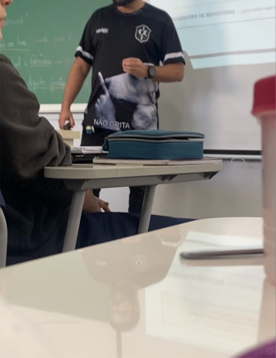 helena_bassi's tweet photo. e hoje q meu professor tava com uma camisa do cachorro nao grita https://t.co/xyNDpu3U2U