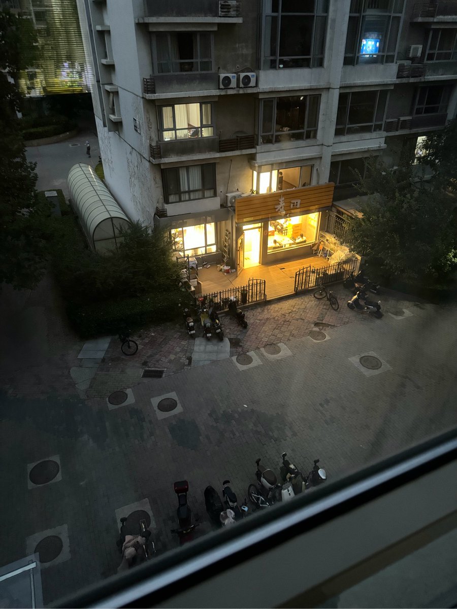yangdogure's tweet photo. 今天的工位又亮到了十点，伴着半凉的奶茶改完第三版方案，敲完最后一个句号，总算能踩着晚风回去啦 https://t.co/7rzuPdGkb5