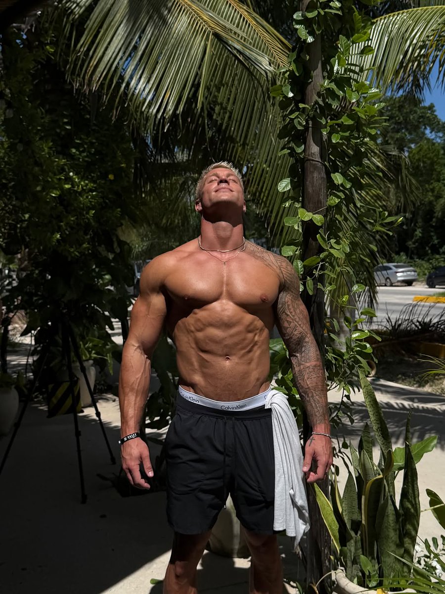 nathankwebbb13m's tweet photo. Day 1 in the Jungle 🌴 https://t.co/jSLMjxeINk