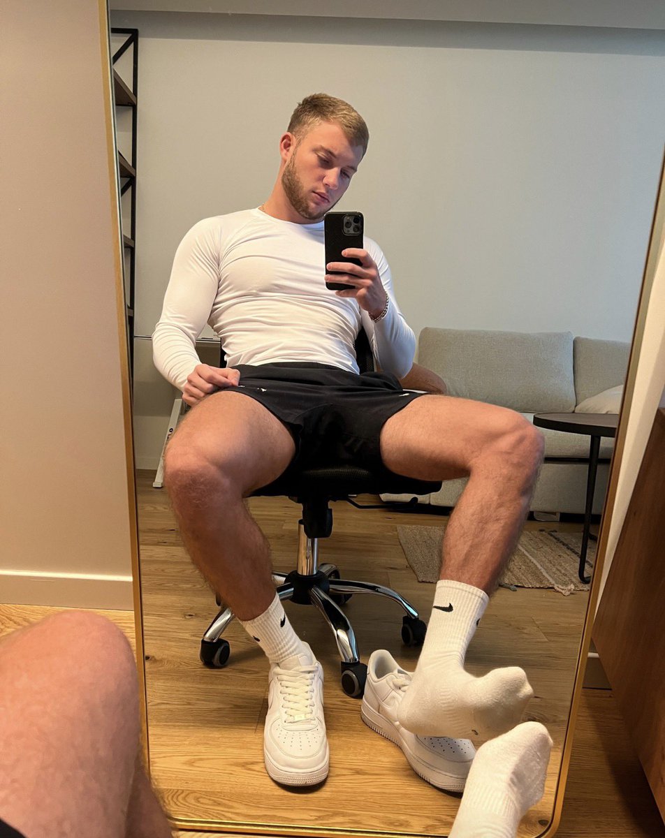 ALPHAJONYY's tweet photo. Every inch of me is out of your league. My feet are the closest you’ll ever get to greatness  #Superior #FeetWorship #Findom #Muscle #Alpha #Luxury #Power #Discipline #DomLife #RT https://t.co/mh9DeTBviN