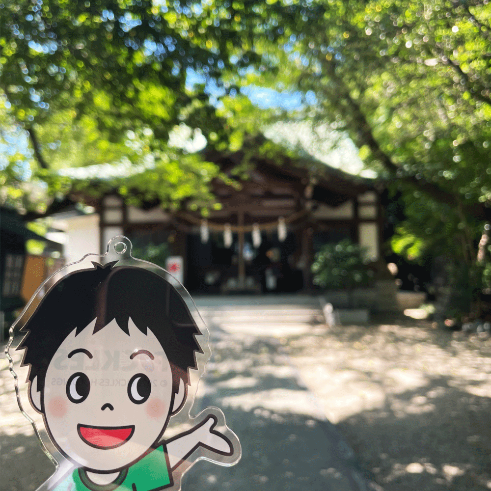 p_susumu_ofcl's tweet photo. 👒ススム君の夏休み③🏖️

おとといは名古屋に行ったよ！
ぼく、初めて新幹線にのったんだ🚅

神社に行ったり、がブ吉さんに会ったり。
とっても暑かったけどたのしかったな～✨

あれ、ぼくの行った神社は何の神社だったかな？
中の人に聞いたら、もう少ししたらわかるよって言ってたな。。　（ススム）

#お漬物友の会