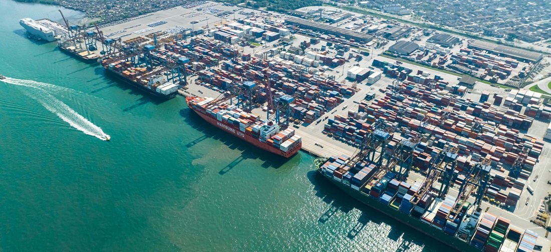 AnaliseGeopol's tweet photo. 🇧🇷 Brasil registra novo superávit comercial de US$ 7,1 bilhões em julho. Mesmo com a queda de 5% nas exportações para os EUA por conta do tarifaço de Donald Trump, a balança comercial seguiu em alta, demonstrando a força e a resiliência da diversificação da economia brasileira. https://t.co/rEX5uXssZq