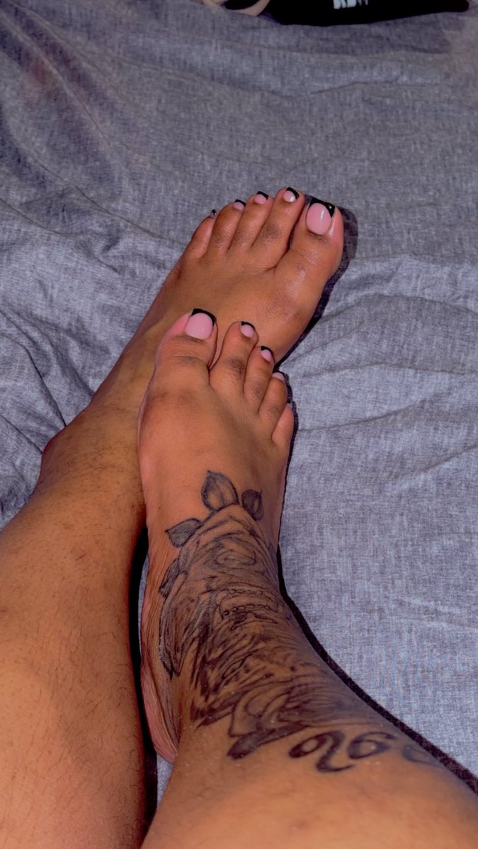 naughtystepsx_'s tweet photo. i love a good, fresh french tip matching set 💅 #feetfetıshly #feetfetısh #buyingfeet https://t.co/KxnRAyERUR