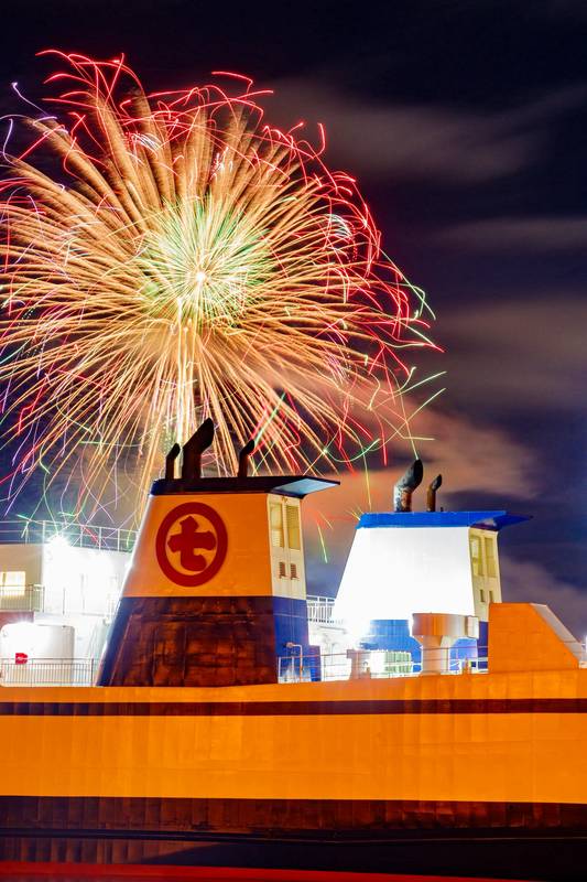 seikan_ferry's tweet photo. 【今夜は青森花火大会🎆】

昨年撮影の芸術写真「はやぶさⅢ」を✨📷 

■画像ご提供「フェリー写真愛好家・百澤秀太さん」
@SEIKAN_LINE_II

#青森駅  
#青森びいき 
#青函フェリー 
#アオノハコ 
#モアナと伝説の海 
#大航海時代 
#青函ロマンティック海道 
#海時間 
#東京カメラ部 
#青森花火大会 https://t.co/dKRsAZtiOb