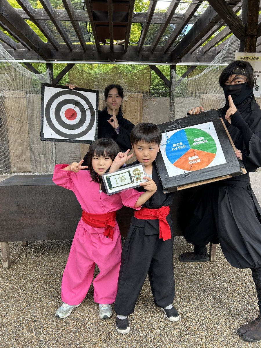 akihiko_bone's tweet photo. 昨日
手裏剣道場にて、１等賞出ました🥷
6歳の男の子です🥷

遊園地のペアチケット贈呈いたします🥷

#忍野しのびの里 #しのびの里 #手裏剣体験 　#靁凮刄 https://t.co/eWmLnwpByH