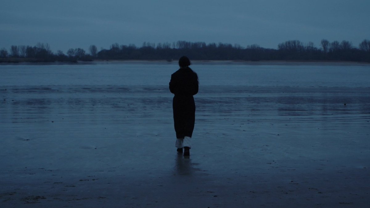 EARTHM0VERRR's tweet photo. On the Beach at Night Alone (2017)
dir. by Hong Sang-soo https://t.co/FHhhqqm0Fi