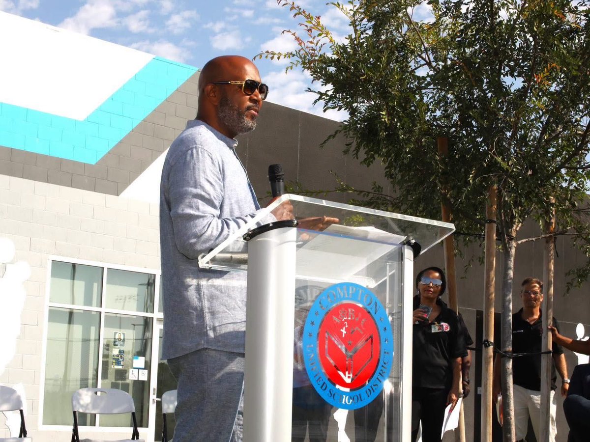 mrmicahali's tweet photo. 🏈 History made at the Hub City League Football Media Day! As @drdre &amp; @SnoopDogg said: "#Compton &amp; #LongBeach together, now you know you in trouble." This league brings back epic cross-town rivalries, unity, &amp; CIF Playoff stakes. See you under the Friday night lights! 🏟️🙌🏾 https://t.co/cp4p0C8Ro8