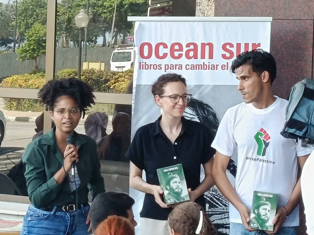 teleSURtv's tweet photo. 🚨 Lanzan en Cuba "Colección Revolución" para acercar legado de Fidel Castro a la juventud

🔴 Obra en diez tomos analiza el concepto de Revolución del 1 de mayo de 2000. 

¿Clave para preservar la memoria histórica en las nuevas generaciones?

https://t.co/5Cxn5rdV46

#teleSUR #Cuba #FidelCastro #AméricaLatina
