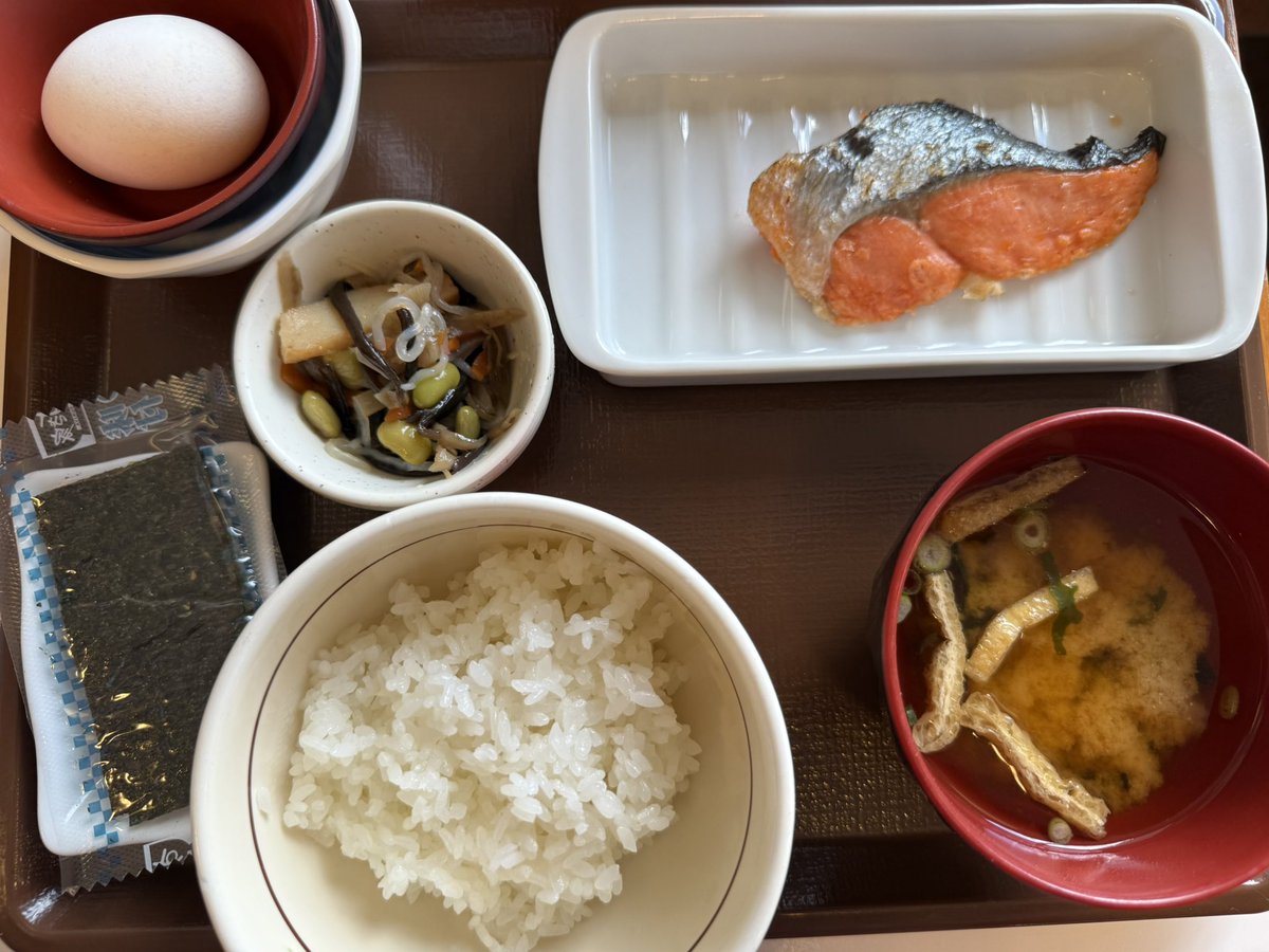 Fe26057D's tweet photo. 子供と早朝からイオンウォーキングしてきた🚶

朝ごはん
すき家の焼鮭たまかけ定食とプロテイン1パック https://t.co/qcm0DHSTbv