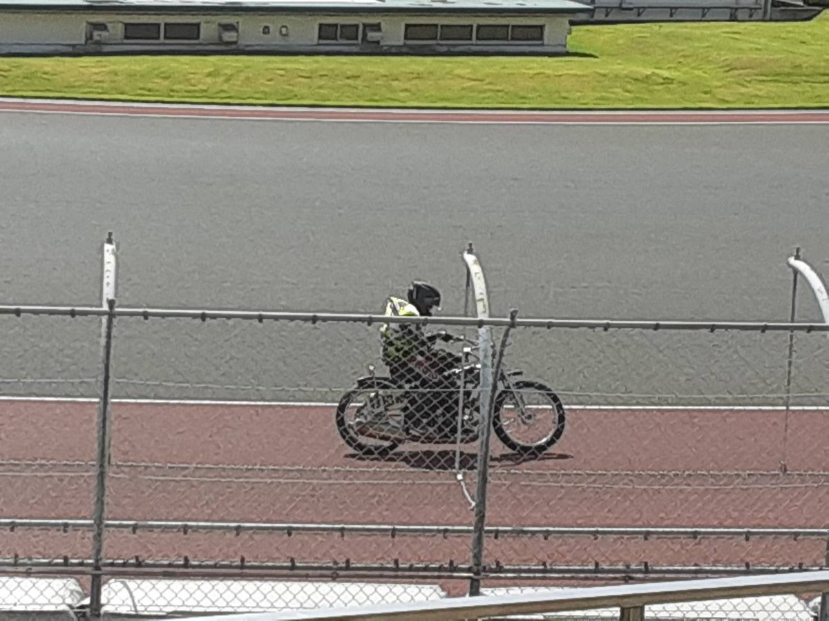 meimonsya's tweet photo. 川口オート2日目準々決勝戦です。
朝練習の前に村田選手が下回りをバラしてクランクとロッドを換え組み直して出てきました✅

暑いですがご来場お待ちしてます😆
#ビッグ名門社
#川口オート予想屋 https://t.co/fdwBk95Rvh