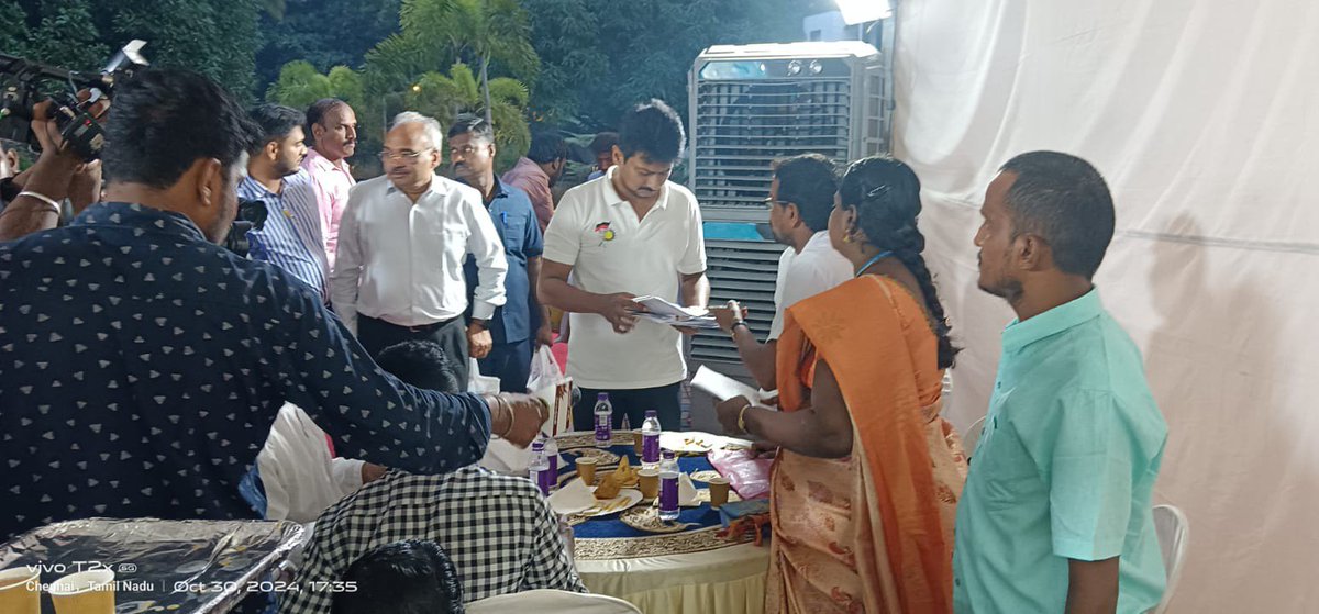 SedupathyC's tweet photo. மாண்புமிகு தமிழ்நாட்டின் முதலமைச்சர் @CMOTamilnadu அவர்கள் மாற்றுத்திறனாளிகள் நல துறைக்கான வெள்ளை அறிக்கை வெளியிட முன்வர வேண்டும்.

ஒவ்வொரு ஆண்டும் நிதிநிலை அறிக்கையில் மாற்றுத்திறனாளிகளுக்கு ரூ1300 கோடி ரூபாய் 1400 கோடி என்று ஒதுக்கப்படுகிறது ஆனால் அவற்றின் பயன்கள் அனைத்தும் மாற்றுத்திறனாளிகளுக்கு தான் சென்று சேருகிறதா? என்று தெரியவில்லை.

அரசுத் துறையில் கடந்த பத்து ஆண்டுகளாக ஒரேயொரு தினக்கூலி மாற்றுத்திறனாளி கூட பணி நிரந்தரம் செய்யப்படவில்லை இதற்கு முக்கிய காரணம் நிதியில்லை.

 அதற்கு அரசு அதிகாரிகள் மாற்றுத்திறனாளி பணியாளர்களுக்கு கூறும் காரணம் இந்த அரசாணை-151 உங்களுக்கு பொருந்தாது.

அந்த அரசாணையிலேயே மாண்புமிகு தமிழ்நாட்டின் முதலமைச்சர் டாக்டர்.கலைஞர் @kalaignar89 அவர்கள் மிகத் தெளிவாக பதிவு செய்துள்ளார் மாற்றுத்திறனாளிகளுக்கு பணி நிரந்தரம் செய்ய விதிகளில் தளர்வு வேண்டுமாயின் அந்தந்தத் நிர்வாகத் துறைச்செயலாளரிடம் அனுமதிப் பெற்று பணி நிரந்தரம் செய்ய வழிகாட்டுதல் வழங்கியுள்ளார்.

ஐயா @mkstalin இதனைக் கூட கண்டுக்கொள்ளாமல் தன்னுடைய தந்தை தந்த அரசாணை அதுவும் உடல் ஊனமுற்றோருக்கு கொடுத்த அரசாணை என்று கூட பார்க்காமல் ஏதோ மூதேவி கூறியதைக் கேட்டு இத்தனை சிறப்பு மிக்க அரசாணையை இரத்து செய்யும் அளவிற்கு ஆட்சி செய்தார்.

 மாற்றுத்திறனாளிகள் கூட்டம் கூட்டமாக சென்று மாண்புமிகு துணை முதல்வராக இருந்த @Udhaystalin அவர்களிடம் ஐயா இந்த அரசாணை உங்கள் தாத்தா மாண்புமிகு கலைஞர் கொடுத்த அரசாணை இதனை சில அதிகாரிகள் இரத்து செய்ய முயல்கிறார்கள் அதனை தடுத்து இந்த அரசாணை-151யை செயலாக்கத்திற்கு கொண்டுவர வேண்டும் என்று காலில் விழாத குறையாக கேட்டுக்கொண்டோம். கவனிக்கிறேன் முயற்சி எடுக்கின்றேன் என்று கூறியவர் எந்த நடவடிக்கையும் எடுக்கவில்லை. 

இதுபோன்ற தான்தோன்றி தனமாக நடந்துகொண்ட  @arivalayam திமுக அரசு அதற்கான விளைவுகளை தற்போது எதிர்நோக்கி வருகிறது.

ஐயா @mkstalin உங்கள் கட்சி தலைவர். உங்கள் தந்தை தந்த அரசாணையினை அதுவும் மாற்றுத்திறனாளிகளுக்கு கொடுத்த அரசாணையை இரத்து சம்மதிக்கலாமா ?

ஆண்டுதோறும் மாற்றுத்திறனாளிகள் நல துறை இந்த நிதி ரூபாய் 1400 கோடி என்ன செய்கிறார்கள் என்பதை மாண்புமிகு தமிழ்நாட்டின் முதலமைச்சர் @TVKVijayHQ வெள்ளை அறிக்கையாக வெளியிட  வேண்டும்.

 தமிழ்நாட்டில்  துறை சார்பாக மாற்றுத்திறனாளிகள் கணக்கெடுப்பு கடந்த ஐந்தாண்டுகளாக நடைபெற்று வந்தது அதற்கான விபரங்களை பொதுமக்கள் பார்வைக்கு வெளியிட வேண்டும்.

கடந்த நான்கு ஆண்டுகளாக அரசு துறைகளில் தினக்கூலி அடிப்படையில் எவ்வளவு மாற்றுத்திறனாளிகள் பணியாற்றி வருகிறார்கள் என்ற விபரத்தை சேகரித்தது அதன்நிலை என்ன என்பதையும் பொதுமக்கள் பார்வைக்கு வெளியிட வேண்டும். குறைந்த பட்சம் மாற்றுத்திறனாளிகள் நல ஆணையர் அலுவலக சமூக வலைத்தளங்களில் பதிவேற்றம் செய்ய வேண்டும்.

மீண்டும் அரசாணை-151 நடைமுறைப்படுத்த வேண்டும்.

 அரசாணைகளில் ஆளுநர் ஆணைப்படி என்று அரசாணையில் வருகிறது ஆனால் அதனை இரத்து செய்யும்போது ஆளுநர் அலுவலகத்தில் ஏன் இந்த அரசாணையை இரத்து செய்கின்றீர்கள் இது மாற்றுத்திறனாளிகளுக்கு பயனற்றதா என்று எந்த கேள்வியும் மேதகு ஆளுநர் @lokbhavan_tn அவர்கள் கேட்கமாட்டாரா ? 

ஏன் மாற்றுத்திறனாளிகள் உரிமை சட்டம்-2016 இரத்து செய்துவிடலாமா @Tn_Diff_abled இப்படியா மாற்றுத்திறனாளிகளை அலைய வைப்பீர்கள்?

இன்னும் எத்தனை ஆண்டுகளுக்கு உதவி உபகரணங்கள் தருவதாக கூறப்போகின்றீர்கள்?

பணி வாய்ப்பு பெறவே நாங்கள் பல ஆண்டுகளாக காத்திருந்தோம் பணி வாய்ப்பு பெற்று பல ஆண்டுகளாக பணி நிரந்திரத்திற்காக காத்திருக்கின்றோம் இதுதான் மாற்றுத்திறனாளிகளுக்கு தருகின்ற முன்னுரிமையா?
 
அரசு பள்ளி புத்தகங்களில் மாற்றுத்திறனாளிகளுக்கு உதவ வேண்டும் என்று அச்சடித்தால் மட்டும் போதுமா?
 
ஒர் அரசு இயலாதவர்களை இப்படி ஏமாற்றலாமா? @arivalayam

நாங்கள் பதினான்கு ஆண்டுகளாக காத்திருக்கின்றோம் எங்களுக்கு மாண்புமிகு முதலமைச்சர் @CMOTamilnadu அவர்கள் விரைவான நடவடிக்கை மேற்கொண்டு எங்களுக்கு பணி நிரந்தரம் வழங்க வேண்டுகின்றோம். 

@CMOTamilnadu @actorvijay @BussyAnand @TVKVijayHQ @arunraajkg @imrajmohan @MarieWilson_TVK @jagadeshwarioff @aadhavarjuna @Tn_Diff_abled @socialpwds @TNDPHPM @TNHealthDept @IHRNRights @MSJEGOI @Office_of_CCPD @ncpedp_india  @TNDIPRNEWS @PTI_News  @TVKPartyHQ @TVKHQITWingOffl #CMforthepeople #TNGOVT #saveDisabilitys #who
