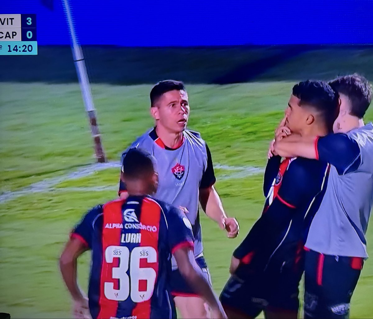 brasilleirou's tweet photo. Meu Deus, o Vitória VIROU no placar agregado 😳🔥 https://t.co/ua5VzwtBEa