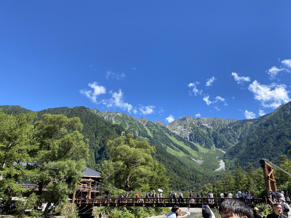 oh_got_a_cool's tweet photo. スタート地点が遠すぎるのよ！
4時間の車移動を経て、上高地
SNSで散々見る画角
人多し

では出発 https://t.co/wm7nWtVNtH
