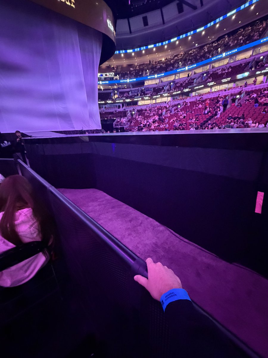 getawaycloud's tweet photo. BARRICADE READY FOR LAST ETERNAL SUNSHINE TOUR SHOW IN THE US. 🥹♾️♡ #ESTourChicago @TeamAriana https://t.co/GnviTRSWTn