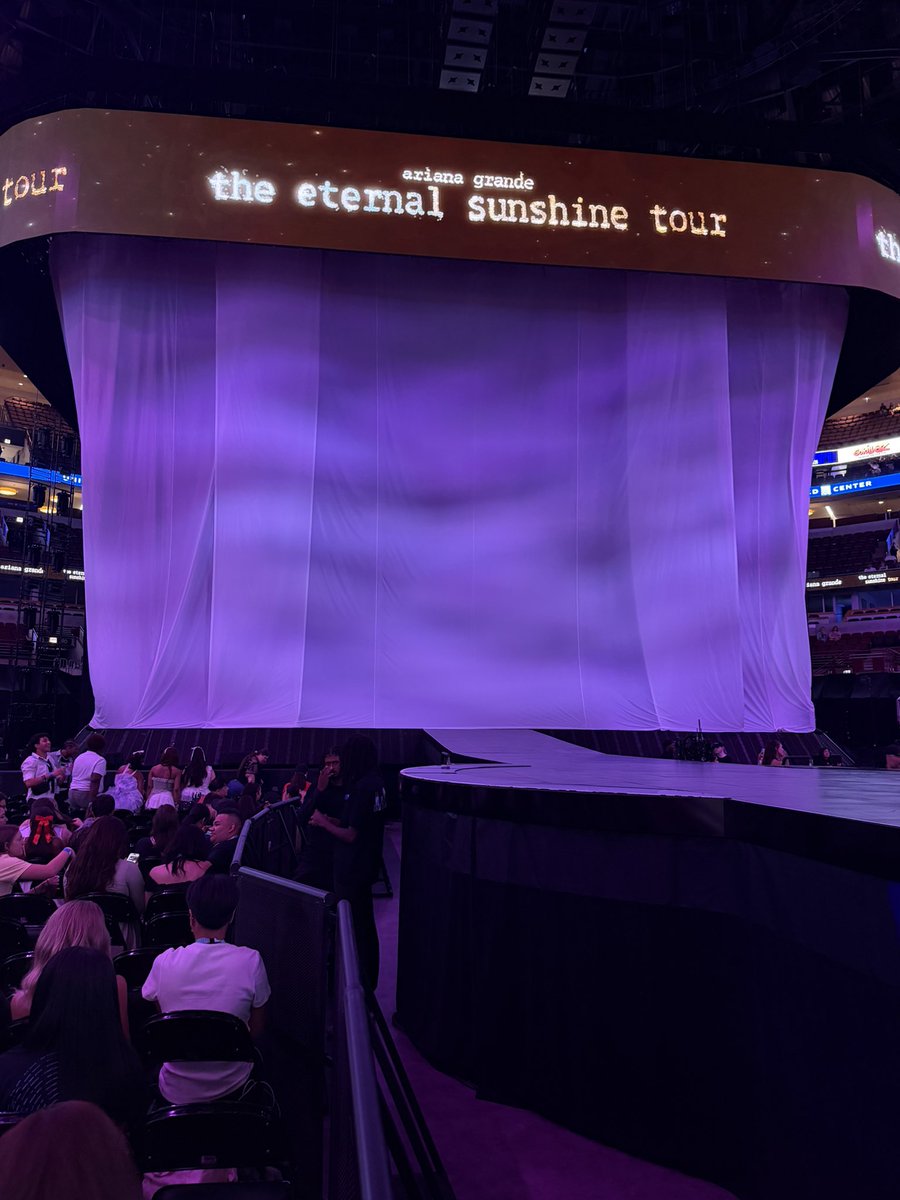 getawaycloud's tweet photo. BARRICADE READY FOR LAST ETERNAL SUNSHINE TOUR SHOW IN THE US. 🥹♾️♡ #ESTourChicago @TeamAriana https://t.co/GnviTRSWTn