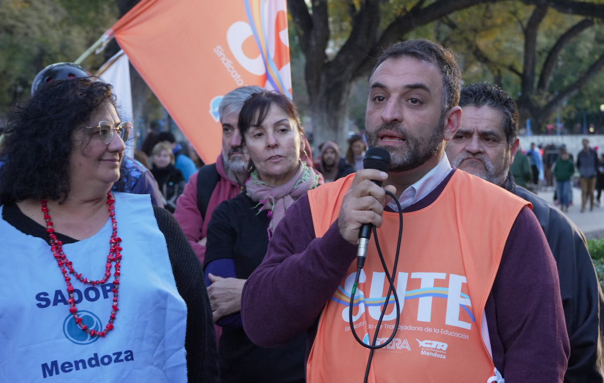 sutemendoza's tweet photo. 🇦🇷 El SUTE formó parte de la concentración en rechazo al proyecto de ley de inviolabilidad de la propiedad privada.

Por la tierra, la soberanía y los bienes comunes.

📍 Plaza Independencia https://t.co/Lr1rKpkcoe