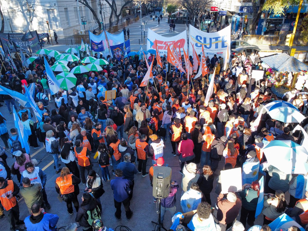 sutemendoza's tweet photo. 🇦🇷 El SUTE formó parte de la concentración en rechazo al proyecto de ley de inviolabilidad de la propiedad privada.

Por la tierra, la soberanía y los bienes comunes.

📍 Plaza Independencia https://t.co/Lr1rKpkcoe
