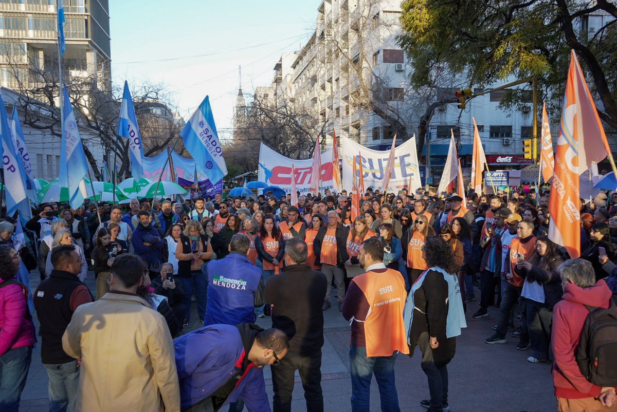 sutemendoza's tweet photo. 🇦🇷 El SUTE formó parte de la concentración en rechazo al proyecto de ley de inviolabilidad de la propiedad privada.

Por la tierra, la soberanía y los bienes comunes.

📍 Plaza Independencia https://t.co/Lr1rKpkcoe