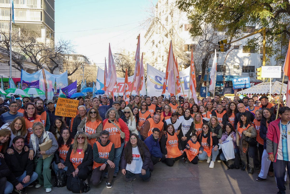 sutemendoza's tweet photo. 🇦🇷 El SUTE formó parte de la concentración en rechazo al proyecto de ley de inviolabilidad de la propiedad privada.

Por la tierra, la soberanía y los bienes comunes.

📍 Plaza Independencia https://t.co/Lr1rKpkcoe
