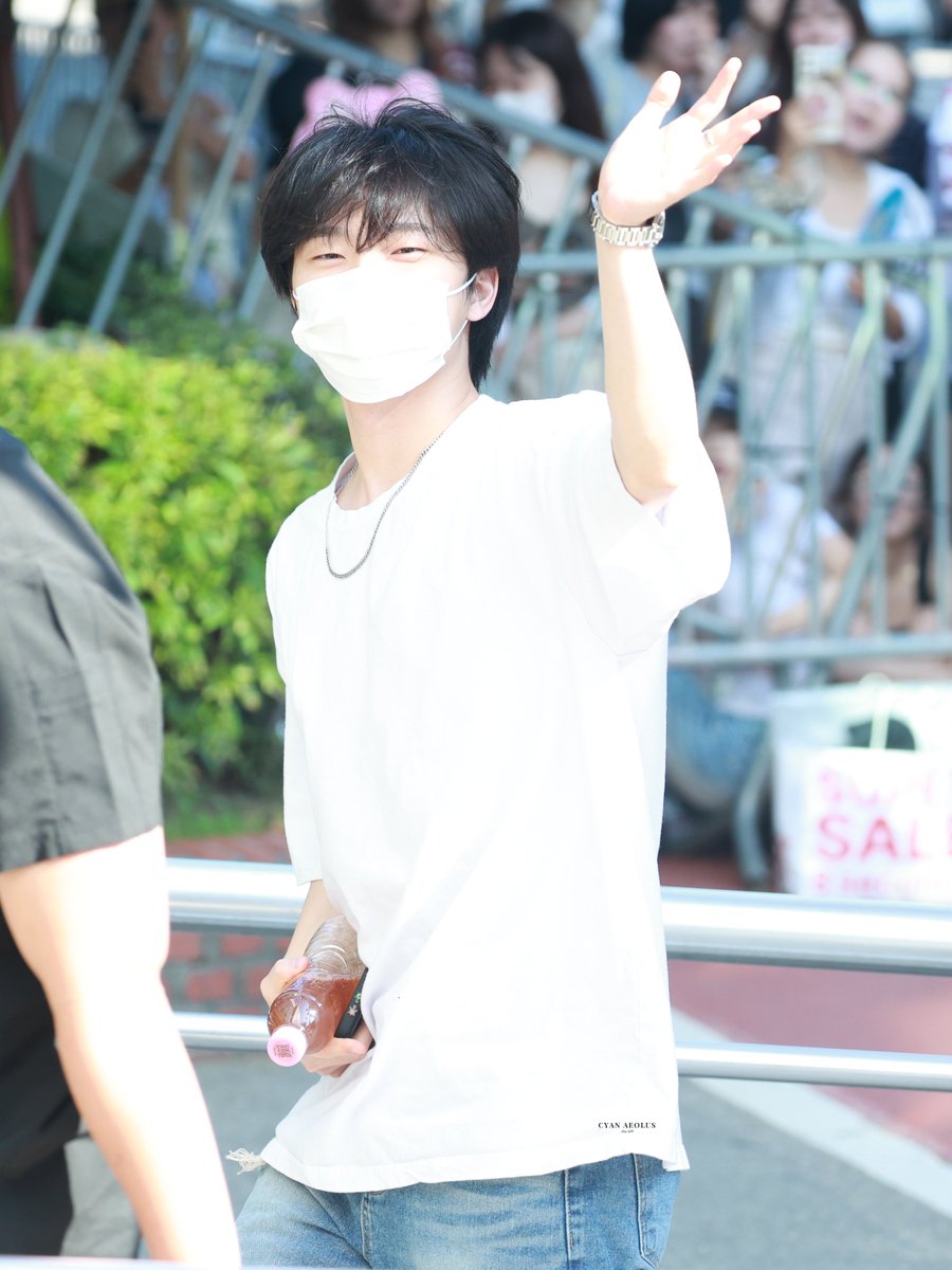 dinonaraCyan's tweet photo. 260807 KBS 출금

#DINO #이찬 #디노 
#세븐틴 #SEVENTEEN https://t.co/m85rTtMGRs