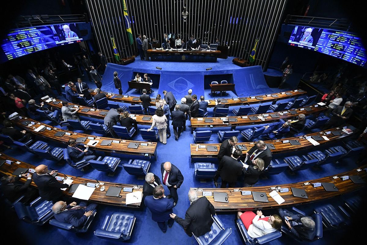 CentralDireitaB's tweet photo. 🇧🇷 URGENTE: Flávio Bolsonaro anuncia candidatos apoiados por sua campanha para o Senado Federal.

ACRE
🟢 Márcio Bittar (PL)
⚫️ Mara Rocha (REP)

ALAGOAS
🔵 Marina Cândia (PSDB)
🔵 Arthur Lira (PP) 

AMAPÁ
⚫️ Rayssa Furlan (PODEMOS)
🔵 Lucas Barreto (PSD)

AMAZONAS (*)
🟢 Capitão Alberto Neto (PL)

BAHIA
🟢 João Roma (PL)
⚫️ Ângelo Coronel (REP)

CEARÁ
🟢 Alcides Fernandes (PL)
🔵 Capitão Wagner (UNIÃO)

DISTRITO FEDERAL
🟢 Bia Kicis (PL)
🟢 Michelle Bolsonaro (PL)

ESPÍRITO SANTO
🟢 Maguinha Malta (PL)
⚫️ Evair de Melo (REP)

GOIÁS
🟢 Gustavo Gayer (PL)
🟢 Oséas Varão (PL)

MARANHÃO (*)
🟢 Cidônio Gonçalves (PL)

MINAS GERAIS (*)
🟢 Domingos Sávio (PL)

MATO GROSSO DO SUL
🟢 Reinaldo Azambuja (PL)
🟢 Capitão Contar (PL)

MATO GROSSO (*)
🟢 José Medeiros (PL)

PARÁ
🟢 Éder Mauro (PL)
⚫️ Zequinha Marinho (PODEMOS)

PARAÍBA (*)
🟢 Marcelo Queiroga (PL)

PERNAMBUCO (*)
🟢 Mendonça Filho (PL)

PIAUÍ (*)
🟢 Tiago Junqueira (PL)

PARANÁ
🟢 Filipe Barros (PL)
🟠 Deltan Dallagnol (NOVO)

RIO DE JANEIRO
🟢 Carlos Portinho (PL)
🟢 Carlos Jordy (PL)

RIO GRANDE DO NORTE
🟢 Coronel Hélio (PL)
⚫️ Styvenson Valentim (PODEMOS)

RONDÔNIA
🟢 Bruno Scheid Bolsonaro (PL)
🟢 Fernando Máximo (PL)

RORAIMA
🟢 Nicoletti (PL)
🟢 Hélio Bolsonaro (PL)

RIO GRANDE DO SUL
🟢 Sanderson (PL)
🟠 Marcel Van Hattem (NOVO)

SANTA CATARINA
🟢 Carol de Toni (PL)
🟢 Carlos Bolsonaro (PL)

SÃO PAULO
🟢 André do Prado (PL)
🔵 Guilherme Derrite (PP)

SERGIPE 
🟢 Rodrigo Valadares (PL) 
🟢 Coronel Rocha (PL)

TOCANTINS
🟢 Eduardo Gomes (PL)
🔵 Carlos Gaguim (UNIÃO)

(*) = Estados em que Flávio Bolsonaro apoiará apenas um candidato ao Senado. 

1. Marina Cândia (PSDB) foi oficializada candidata a deputada federal no dia de ontem. 

2. O Partido Liberal lançará 33 candidatos próprios. Com o arco de alianças, a lista fecha em 47 candidaturas. 

3. Mara Rocha, no Acre, é a única senadora fora da chapa local do PL apoiada por Flávio Bolsonaro.