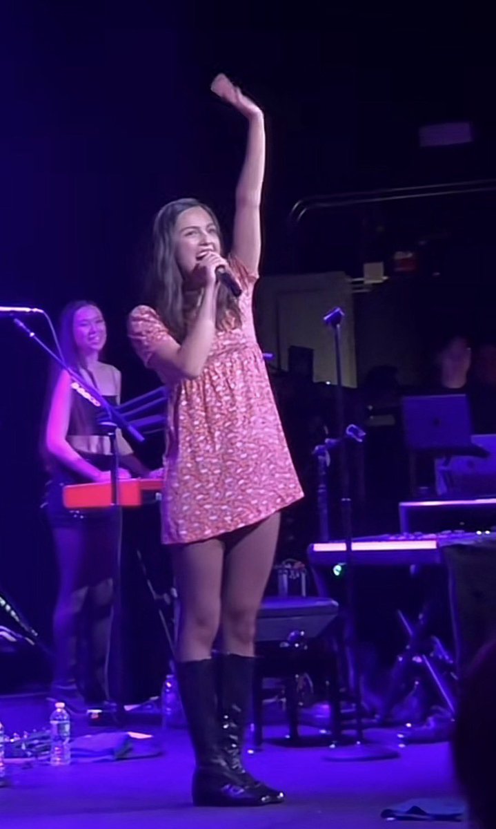 UnraveledTours's tweet photo. Olivia Rodrigo’s outfit at tonight’s NYC show! #OliviaONO https://t.co/vYQ5DCoUyP